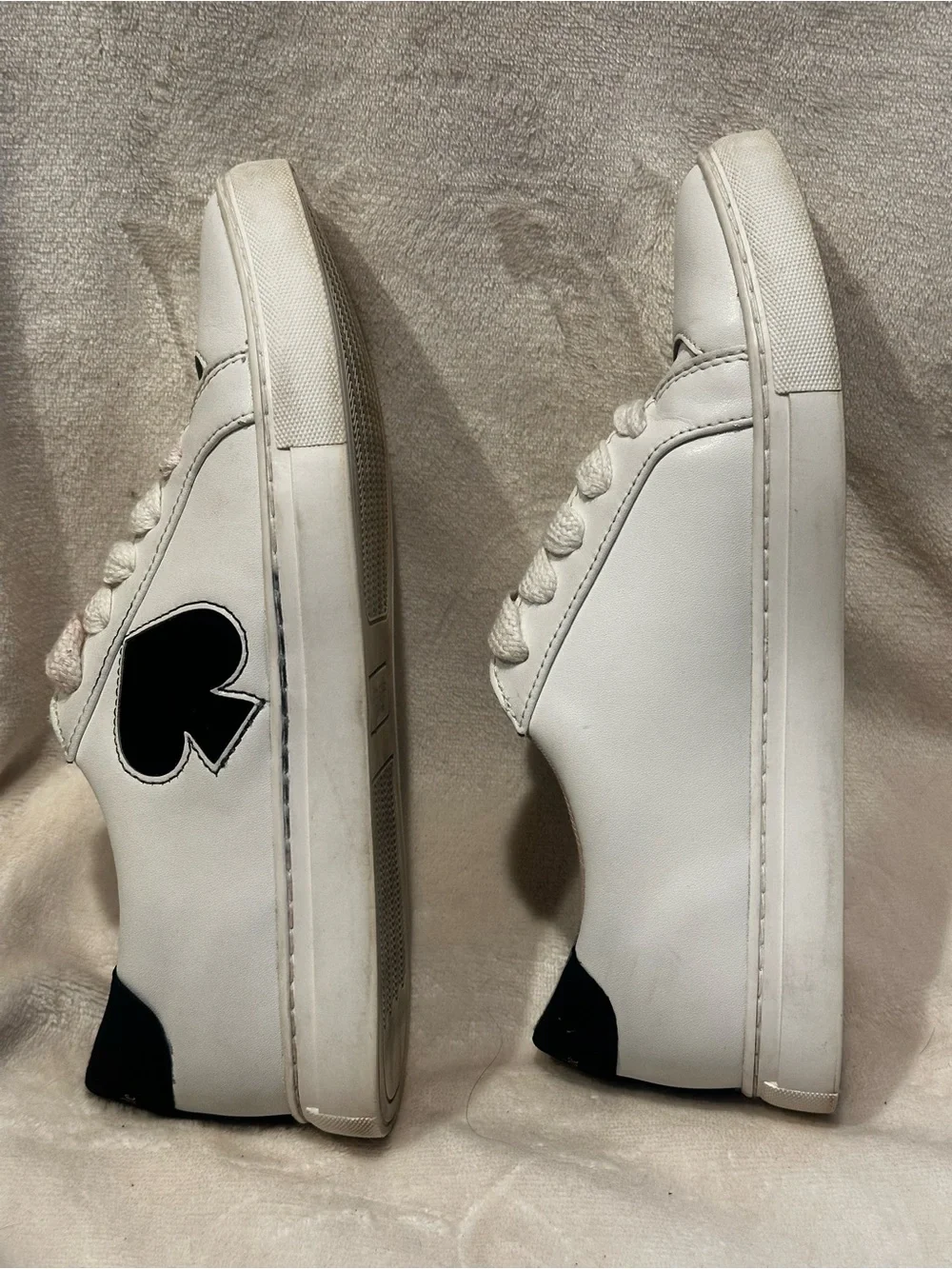 Kate Spade Fez Court Sneakers Womens 7.5B White Black Spade Logo Leather Low Top